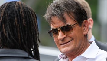 După diagnosticul de HIV și un lung șir de iubite și iubiți, Charlie Sheen mărturisește că este abstinent de 8 ani: ”Am mai multe vieți decât pisicile”