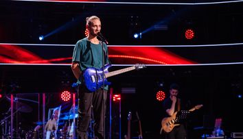 Vocea României 2024, 4 octombrie. Valentin Dovlecel a făcut spectacol la Vocea României cu piesa „Soulstorm”. A întors toate cele patru scaune. Antrenorii s-au minunat de vocea lui „explozivă”: „Tu ai o plăcere nebună  și o bucurie de a cânta”. În ce echipă a mers