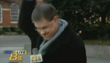 Un reporter s-a enervat cumplit si a incheiat transmisiunea live. Afla de ce si vezi momentul!