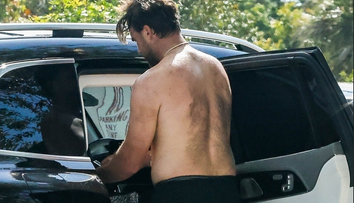 Cel mai atrăgător bărbat din showbiz, viral după ce a fost surprins de paparazzi cu exces de păr pe spate. Imaginile au împărțit fanii în două: ”Zici că are o mochetă”