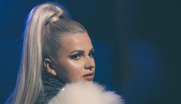 Cristina Vasiu, fostă concurentă la Vocea României, a lansat o nouă piesă, “Linii paralele”