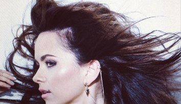 Inna si-a schimbat look-ul si canta cu accent moldovenesc. Noul clip al artistei, o surpriza pentru fani: VIDEO