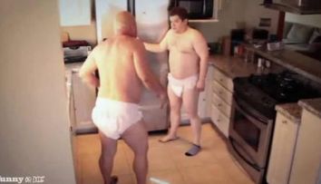 Barbati in scutece: PARODIE la clipul cu bebelusii care se cearta!