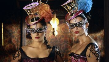 Sunt visul oricărui bărbat și le leagă o prietenie de-o viață. Cum arătau Salma Hayek și Penelope Cruz în Bandidas, filmat în urmă cu 20 de ani