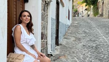 Cătălina Grama, siluetă de puștoaică în cele mai noi fotografii. Actrița a fost răvășitoare în fuste scurte și topuri decoltate, într-o vacanță pe insula Lesbos