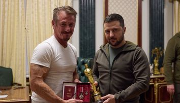 Sean Penn i-a adus una dintre statuetele lui Oscar lui Volodimir Zelenski. Ce i-a spus președintelui ucrainean
