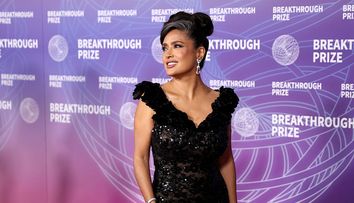 Salma Hayek, nevopsită, cu firele albe la vedere. Look-ul care a împărțit fanii în două tabere: „O îmbătrânește!” vs „E superbă!”