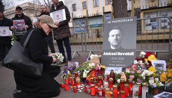 Alexei Navalnîi este comemorat la București! Ce a apărut în fața ambasadei Rusiei