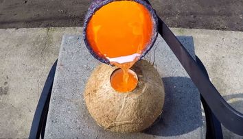 A turnat cupru topit intr-o nuca de cocos. Ce s-a intamplat cand a spart coaja cu ajutorul unui ciocan