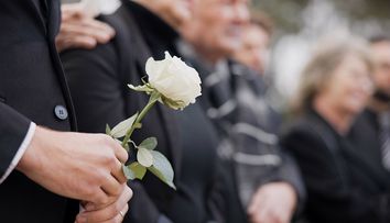 El este bărbatul care a fost declarat mort de șase ori, dar a revenit inexplicabil la viață de fiecare dată: „M-au dus la morgă, dar m-am trezit”