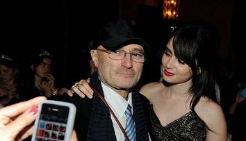Lily Collins și-a aniversat tatăl: “Te iubesc până la Lună și înapoi”! Phil Collins a împlinit 71 ani
