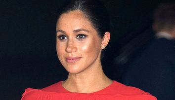Meghan Markle, look de supereroină într-o rochie cu pelerină roșie