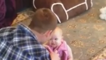 Clipul care a ajuns viral pe internet. Ce se intampla cu acest bebelus la cateva secunde dupa ce tatal ii canta