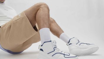 (P) Sneakerși bărbați ce merg cu pantalonii scurți