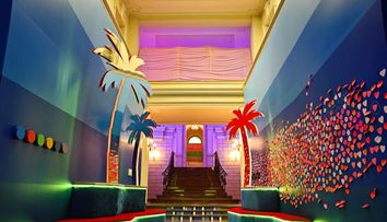 Mii de români au decorat instalația Love Island România expusă la Art Safari Love Edition