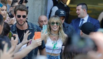 Miley Cyrus, sărutată cu forța de un bărbat din mulțime, sub privirile soțului ei (VIDEO)