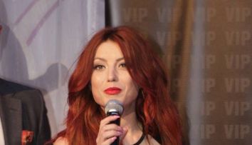 Elena Gheorghe, super sexy fara sutien, intr-o rochie scurta, cu decolteu pana in talie