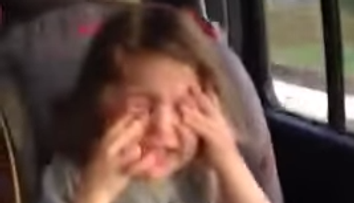 Reactia simpatica a unei fetite cand afla ca mama ei este insarcinata. Filmuletul care te va face sa razi cu lacrimi