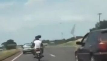 Sarut la 80 de km/ora, pe motocicleta. Gestul unui cuplu brazilian in trafic: VIDEO
