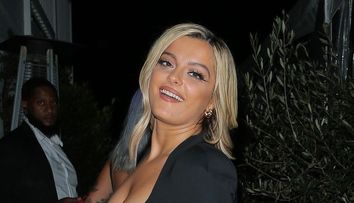 Bebe Rexha, surprinsă de paparazzi când mergea la restaurant! Cum a fost fotografiată