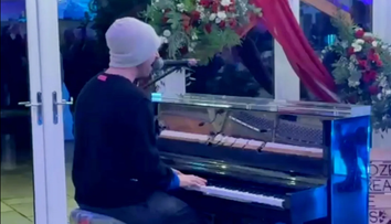 Video viral! Cris Martin de la Coldplay a apărut la o nuntă la rugămintea mamei-soacră. Ce piesă le-a cântat mirilor și invitaților șocați: ”A fost magie!”