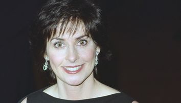 Cum arată cântăreața Enya, la 57 de ani. Trăiește izolată într-un castel plin de pisici