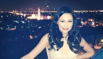 Andra, deghizata la petrecere! Vezi cum ii sta cu parul scurt si peruca albastra: FOTO