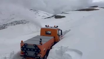 Locul din România unde a nins ca în povești, în mijlocul primăverii! Stratul de zăpadă a ajuns la nivelul utilajelor de deszăpezire