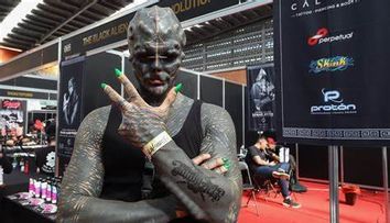 „Extraterestrul negru”, cel mai modificat om din lume, vine la București! Cine este Anthony Loffredo, invitatul special de la International Tattoo Convention Bucharest