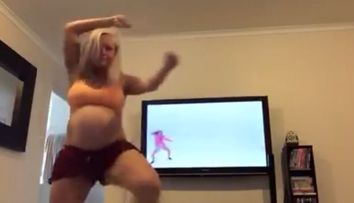 O femeie insarcinata a pornit camera video si a inceput sa danseze pe o piesa a lui Justin Bieber. Imagine sunt virale