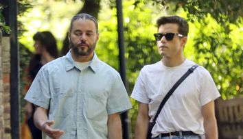 Îți vine să crezi că sunt gemeni? Rami Malek, apariție rară alături de fratele său. În trecut, cei doi erau aproape imposibil de deosebit