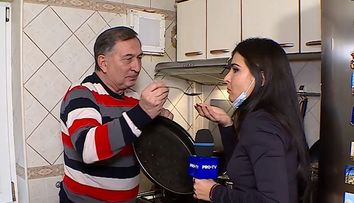 În vizită la Ion Crăciunescu. Fostul mare arbitru este maestru în bucătărie