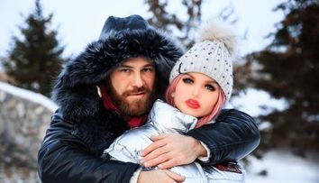 Culturistul Yuri Tolochko s-a căsătorit cu păpușa lui gonflabilă, după o lungă perioadă de când sunt împreună