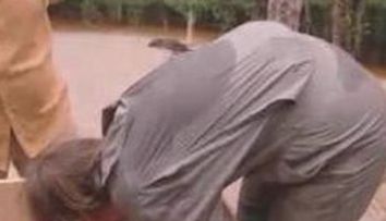 Accident in fata camerelor! I-a dat sarpelui un deget, dar el i-a luat toata mana! VIDEO
