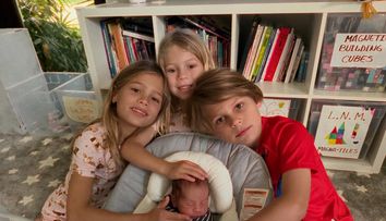 Imaginea care a topit internetul! Anna Kournikova a postat prima imagine cu bebelușul familiei, alături de cei trei frați mai mari
