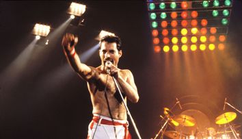 El este sosia lui Freddie Mercury. 