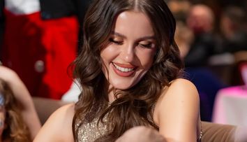 Emily Burghelea, apariție de Oscar la botezul mezinei Elisabeta. Vedeta a strălucit într-o rochie aurie cu un decupaj sexy care a întors toate privirile: „Andrei mi-a ales-o”