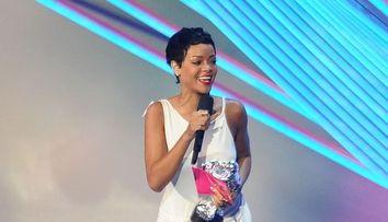 Gestul scandalos de pe scena MTV VMA: Ce a patit obraznica Rihanna in timp ce canta. Nu rata editia de anul acesta, azi, la MTV Romania