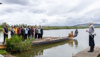 Misiunea din 5 noiembrie de la Trădătorii se desfășoară pe un lac, unde concurenții nu doar că pot câștiga lingouri de aur, dar au și șansa de a obține un scut care îi protejează de eliminarea din seara respectivă