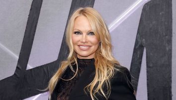 La 55 de ani, Pamela Anderson arată fabulos în bikini! Actrița și-a lansat propria colecție de costume de baie
