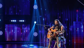 Românii au talent 2021: Constantin Garbiș, o adevărată apariție pe scenă, cu o poveste de viață extraordinară