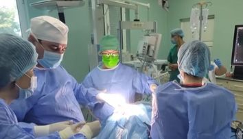 Un student din Iași a susținut licența de pe patul de spital, cu toate că avea tumoare pe creier