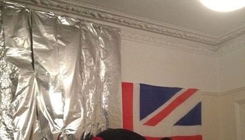 Farsa facuta de niste studenti colegului lor. Au petrecut patru zile ca sa-i impacheteze toata camera in folie de aluminiu