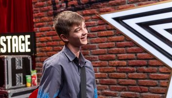Românii au talent, 28 martie 2025. David Bîrțoiu a venit să facă magie, dar i-a făcut pe toți să râdă. Elevul de 14 ani din Brezoi a cucerit publicul prin carisma sa
