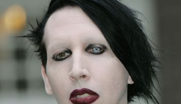 Fara machiajul lui strident, pare alt om. Marilyn Manson, asa cum rar ai ocazia sa-l vezi