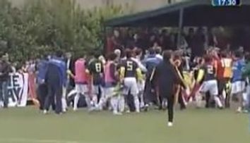 VIDEO SOCANT! Fanii Galatei i-au luat la BATAIE pe jucatorii lui Fener!