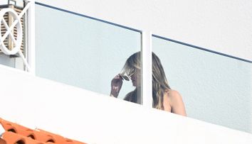 Paparazzii au surprins-o în ipostaze nepotrivite! Celebra vedetă nu a mai ținut cont de nimic