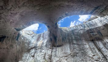 ”Ochii lui Dumnezeu”, o renumită atracție turistică din Bulgaria, unde s-au turnat multe filme. Misterul Peșterii Prohodna