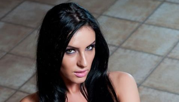 Cum vrea sa se transforme o romanca in sosia Angelinei Jolie cu ajutorul operatiilor estetice. Crezi ca are sanse de reusita?