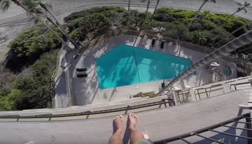 Clipul care iti taie rasuflarea! Ce s-a intamplat cu acest barbat care a sarit de la etajul 4 intr-o piscina